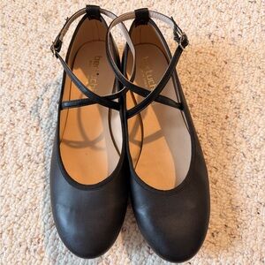 Bertuchi Women's Black Cross-Strap Flats